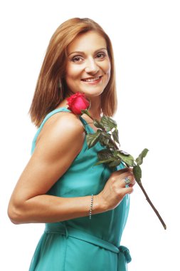 Kırmızı güllü güzel kadın.