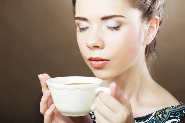 Hermosa mujer bebiendo café —  Fotos de Stock