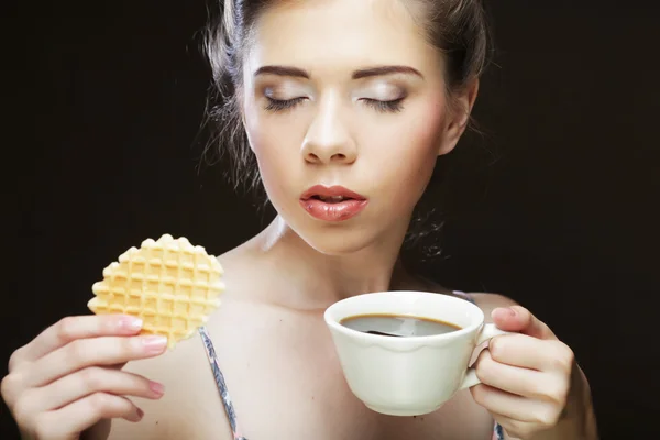 Kahve ve kurabiyeli kadın. — Stok fotoğraf