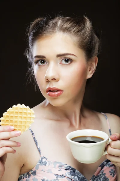Donna con caffè e biscotti — Foto Stock
