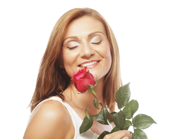 Bella donna con rosa rossa — Foto Stock