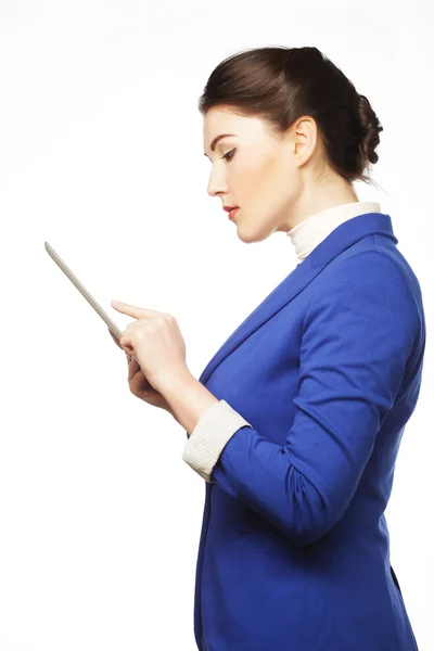 Femeie de afaceri care deține un calculator tabletă — Fotografie, imagine de stoc