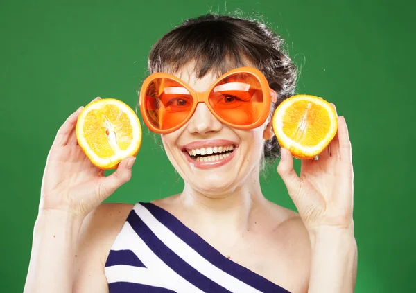Kvinna med apelsiner — Stockfoto