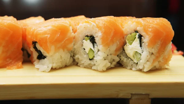 Japanse sushi geserveerd op een houten bord — Stockfoto