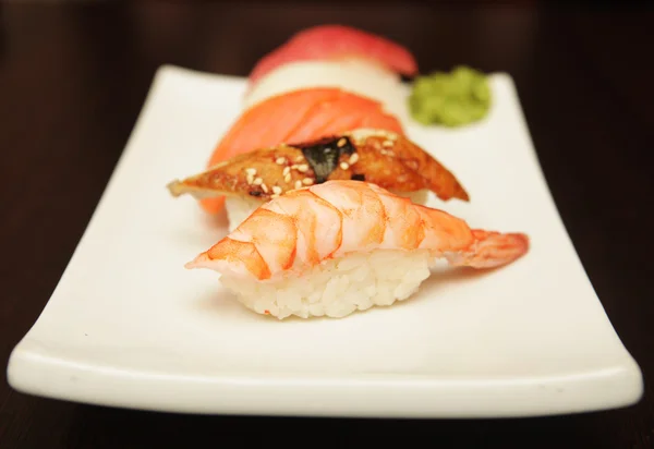 Sushi sur une assiette blanche. — Photo