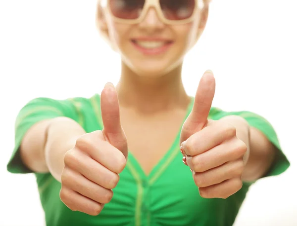 Chica casual mostrando los pulgares hacia arriba y sonriendo —  Fotos de Stock