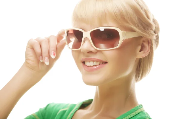 Femme portant des lunettes de soleil sur un fond blanc — Photo