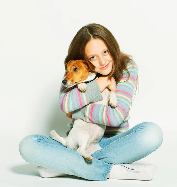 Mädchen mit Jack Russell Terrier — Stockfoto