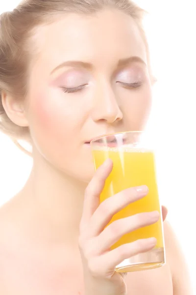 Mujer con zumo de naranja, aislada sobre blanco — Foto de Stock