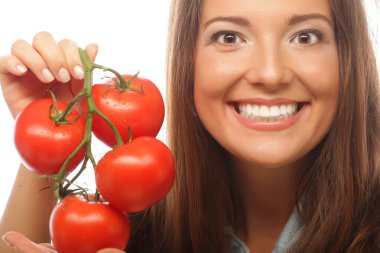 Olgun domates ile güzel bir genç kadın