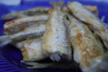 Kızarmış küçük balık kokuyor