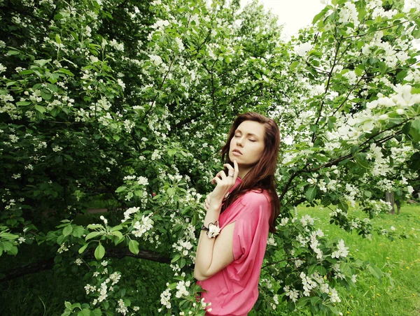 Mulher em flores de primavera — Fotografia de Stock