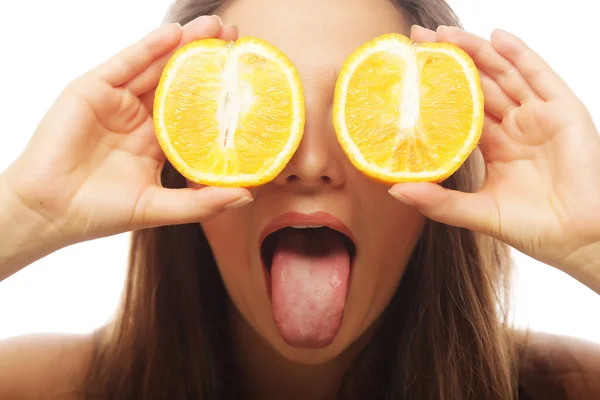 Legrační dívka drží pomeranče nad očima — Stock fotografie