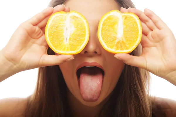 Fille drôle tenant des oranges sur les yeux — Photo