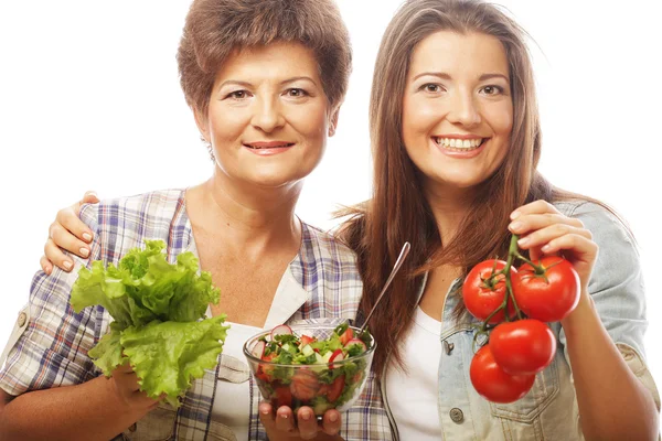 Dwie kobiety z sałatkami i warzywami — Zdjęcie stockowe