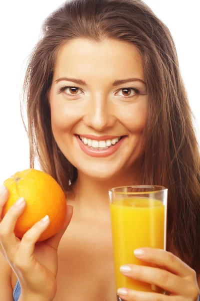 Mulher segurando laranja e suco — Fotografia de Stock