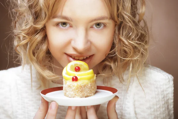 La bella giovane donna sorridente con una torta — Foto Stock