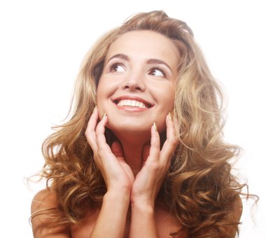 closeup aramaktan mutlu bir genç kadın