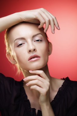 Taze makyajlı güzel bir kadın model.