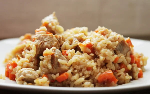 Delicioso pilaf com carne — Fotografia de Stock