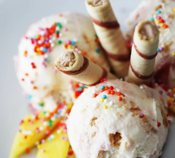 Helado de fresa con mango — Foto de Stock