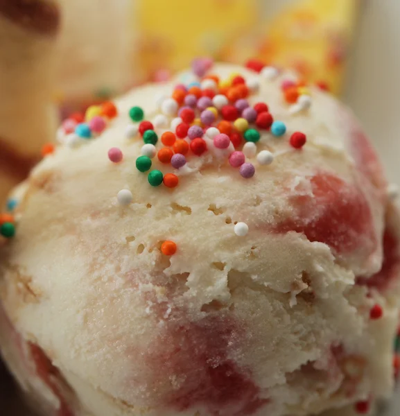Strawberry ice cream with mango — Stock Photo, Image