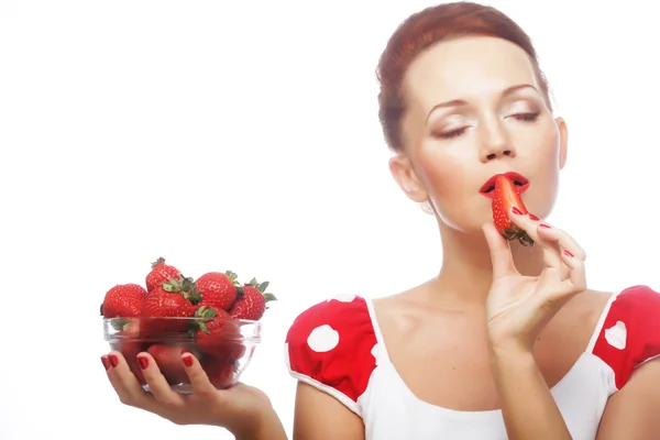 Bella donna felice sorridente con fragola — Foto Stock