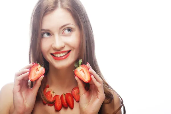 Belle femme souriante heureuse à la fraise — Photo