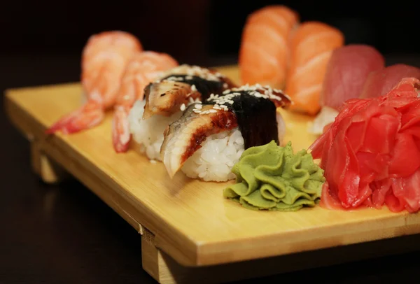 Sushi servido en tablero de madera —  Fotos de Stock