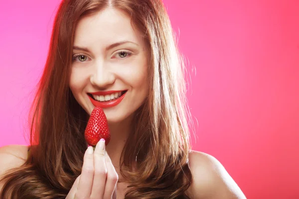 Meisje eten aardbeien — Stockfoto