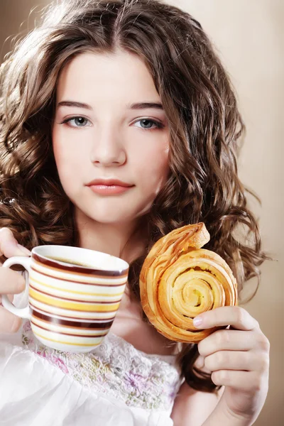 Donna con caffè e biscotti — Foto Stock