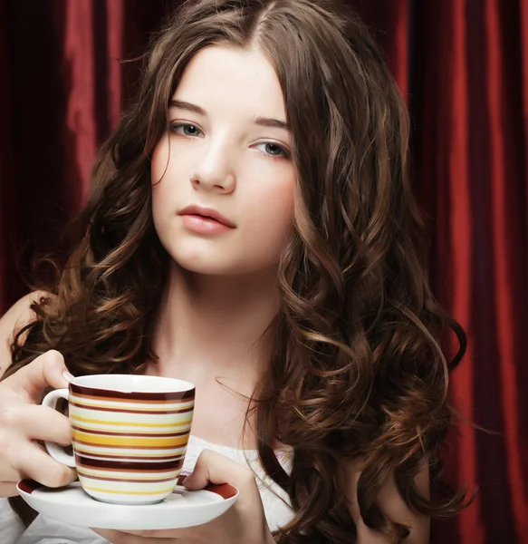 Mujer bonita bebiendo café — Foto de Stock