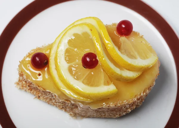 Cake decorated with lemon — Stock Photo, Image