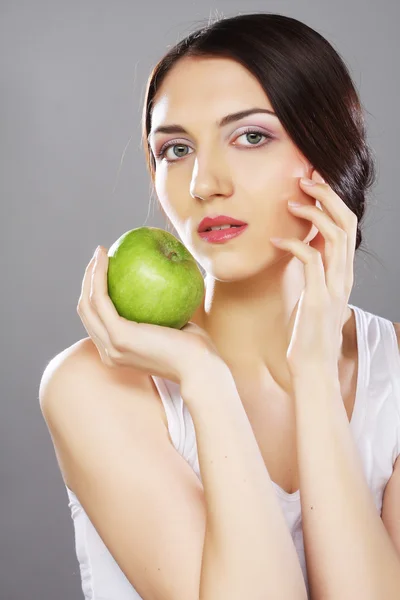 Jonge vrouw met groene appel — Stockfoto