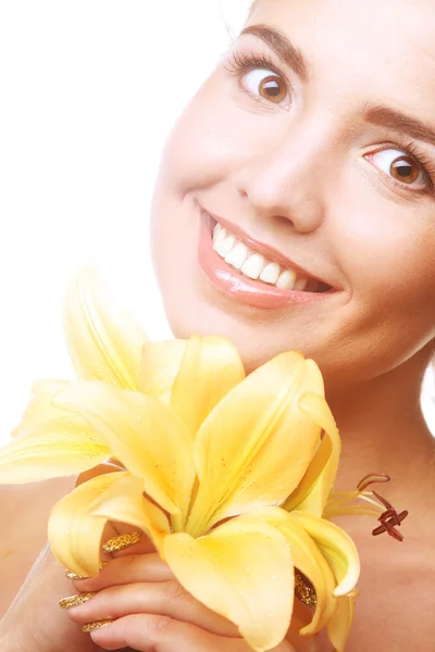 Mladá dívka s žlutá lilie smích — Stock fotografie
