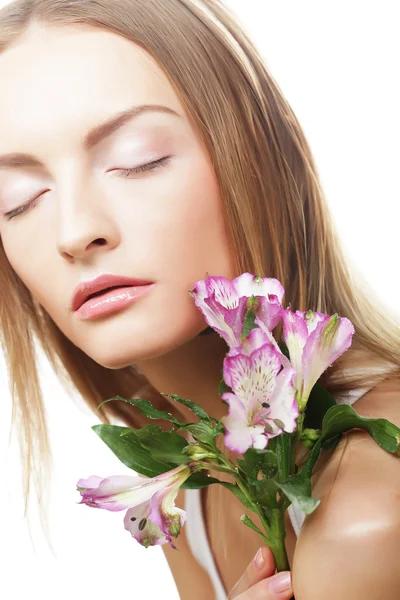 Mujer con flores rosas —  Fotos de Stock