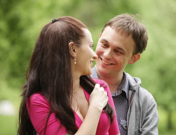 Giovane coppia romantica nel parco . — Foto Stock