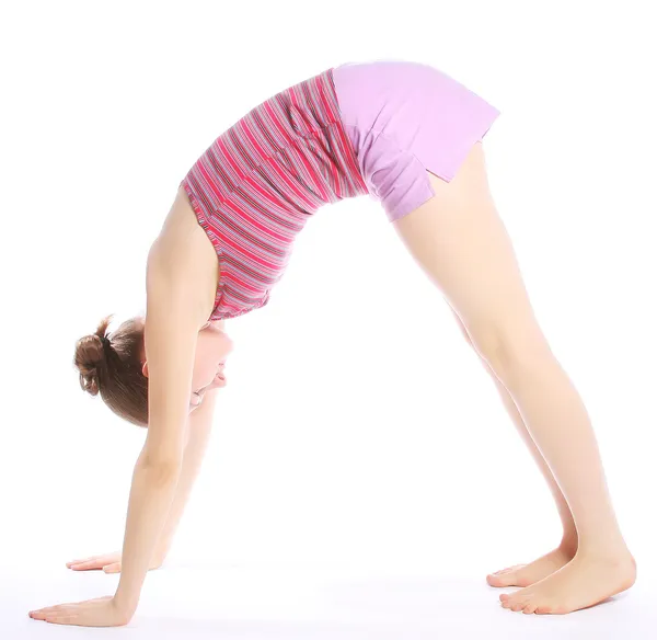 Atış yoga yaparken, sportif genç bir kadın egzersiz. — Stok fotoğraf