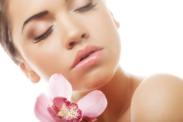 Chica con flor rosa sobre fondo blanco — Foto de Stock