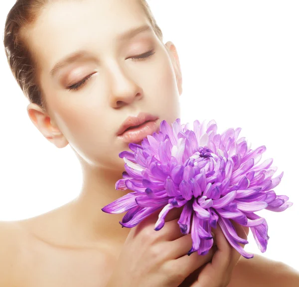 Woman portrait with chrysanthemum. Spa treatment. — Stock Photo, Image