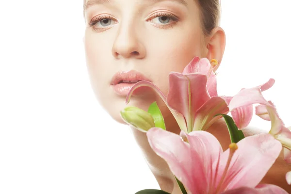 Joven hermosa mujer con flores de lirio . —  Fotos de Stock