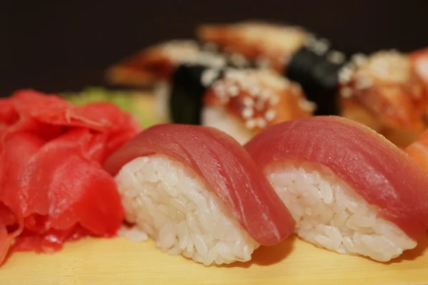 Sushi geserveerd op een houten bord — Stockfoto