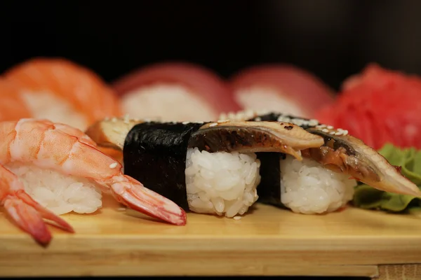 Sushi servido en tablero de madera —  Fotos de Stock