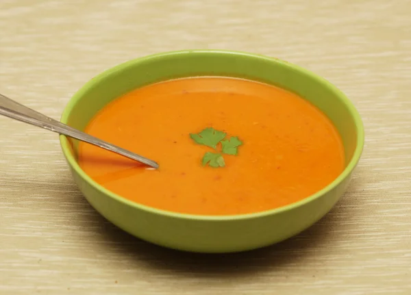 Pompoensoep in een groene kom — Stockfoto