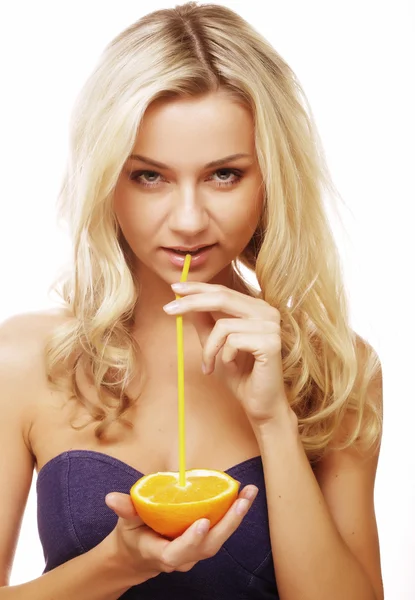 Blond kvinna dricka saft med sugrör — Stockfoto