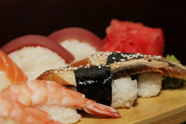 Sushi podávané na dřevěném prkénku — Stock fotografie