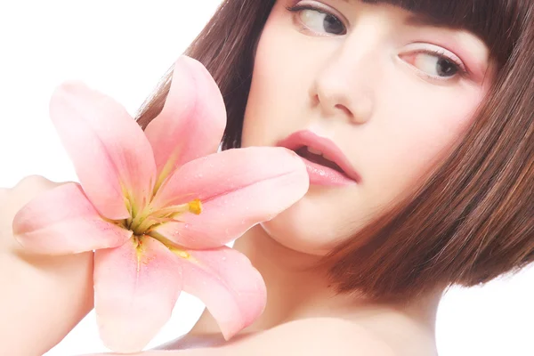 Retrato de mulher bonita com flor de lírio rosa — Fotografia de Stock