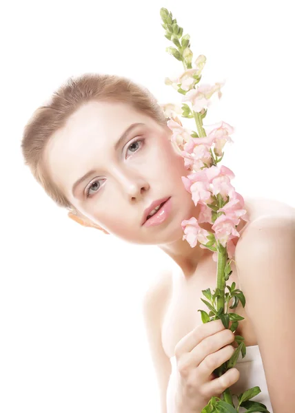 Mulher com flores rosa — Fotografia de Stock