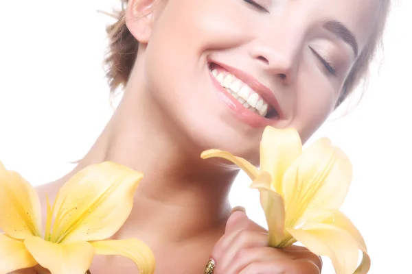 Молодая девушка с желтой лилией смеется — стоковое фото
