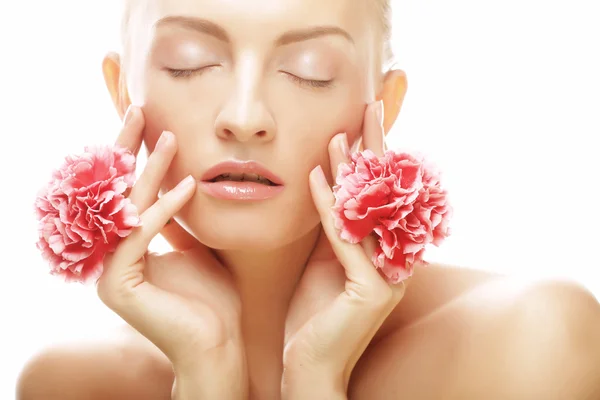 Hermosa chica con flores de clavel . — Foto de Stock